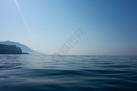 美丽的大海和蓝天空图片