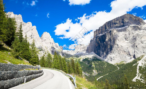 高山上的空荡道路图片