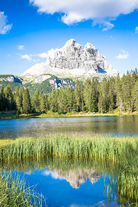 在山底的意大利河边著名unesco站点tercimdlabredo在山底图片