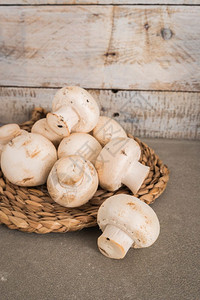木桌上的白蘑菇背景图片