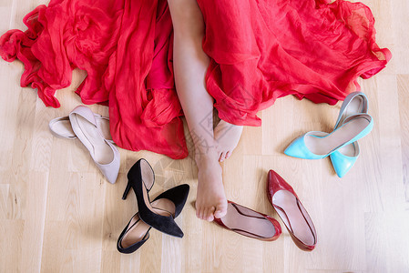 身着红裙子躺在地板上四周都是高跟鞋图片