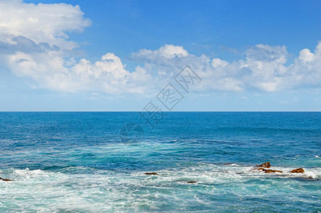 热带海洋高浪和蓝天空图片