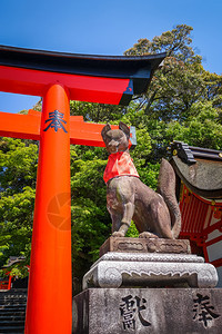 狐狸雕像在福希米伊纳里太沙托里神社京都日本日本京都伊纳里太沙福希米的狐狸雕像图片