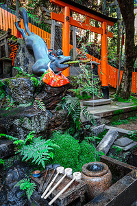 狐狸净化喷泉在fushimiinaritaishatorii神社京都日本狐狸净化喷泉在fushimiinaritaisha京都日图片