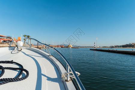 在portimalgrve海岸portugal的游艇码头图片