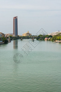 河水塞维尔塔三角桥塞维尔西班牙图片