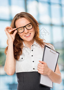成功的女人纠正办公室的眼镜图片