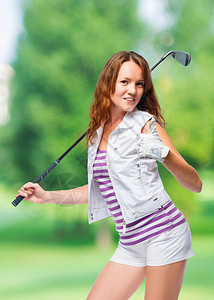 有高尔夫俱乐部的快女人拿着高尔夫球场背景的拇指图片