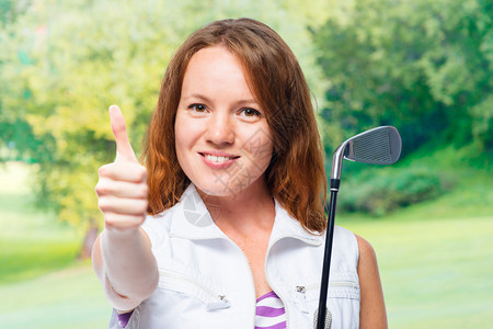 微笑的高尔夫球手在场背景上露出拇指图片
