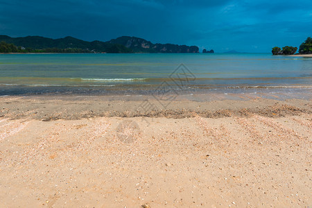 海中地平线上的岩石美丽景色前下有一个沙滩图片