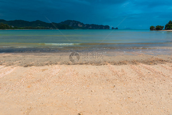 海中地平线上的岩石美丽景色前下有一个沙滩图片