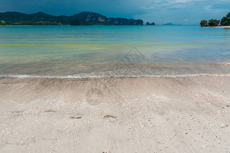 一片荒无人烟的沙滩一片美丽的海在阿西亚雨前图片