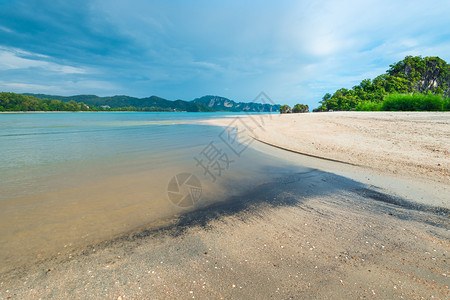 风暴前天空中的黄沙绿海和蓝云图片