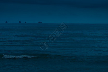 热带海风暴雨中的黑云图片