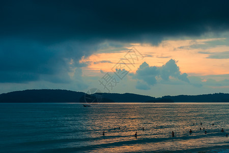 泰国游客在日落时海中沐浴图片