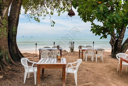 位于泰国安达曼海岸的一家餐馆空桌图片