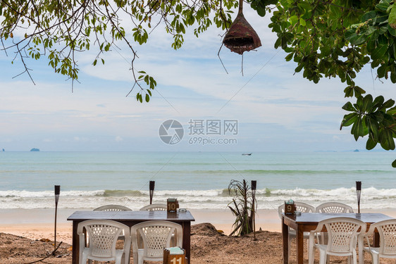 以海边的餐馆在树荫下开阔的天空中图片