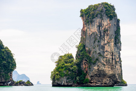一个闪发光的岩石海湾俯视着地平线在泰国阳光明媚的一天图片