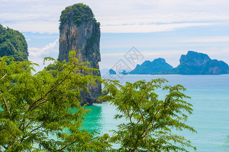 从悬崖上俯瞰美丽的海景图片