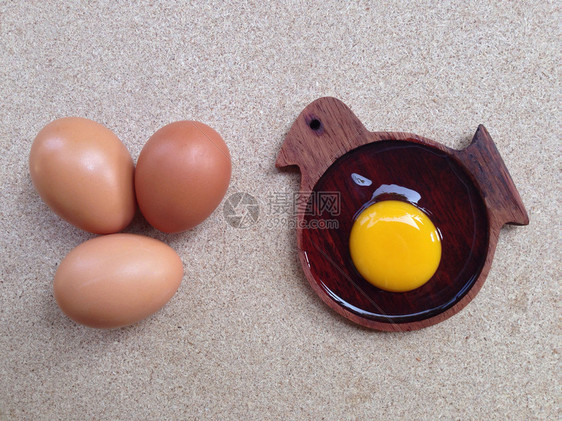 小鸟形状木盘的鸡蛋图片