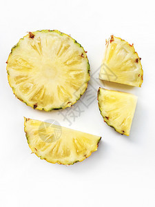 白色背景上孤立的菠萝切片图片