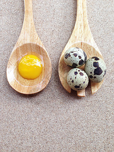 木叉和木勺里的蛋图片