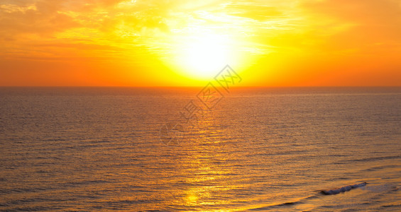 太阳从海面上升起海面波光粼粼图片