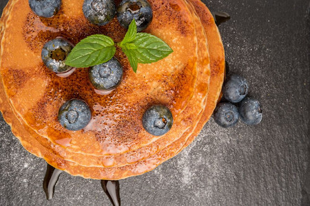 煎饼加新鲜蓝莓和焦糖浆图片