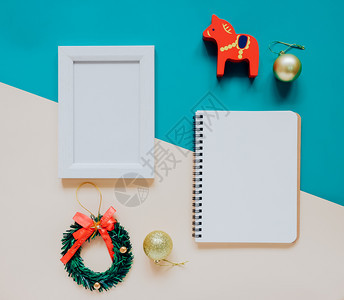 手工艺和相片架空白的笔记本用圣诞节装饰品和礼盒制成背景多彩风格微薄图片