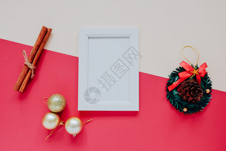 手工艺的平板创作楼层和照片架在色彩多风格最微小的背景上用圣诞节装饰品模拟图片