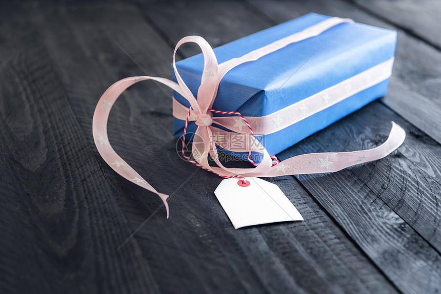 蓝色的礼物盒和粉色丝带搭配图片