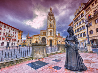 桑萨瓦多大教堂和瑞金塔雕像阿斯图里亚西班牙图片