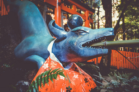 狐狸净化喷泉在fushimiinaritaishatorii神社京都日本狐狸净化喷泉在fushimiinaritaisha京都日图片