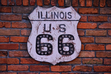 位于伊利诺的砖墙上66条历史道路标志图片