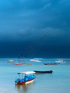 在海中许多渔船在海中波浪巴里岛因地而异图片