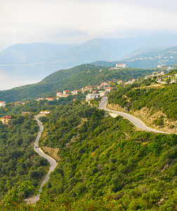 与海岸和山地城镇相伴的风景图片