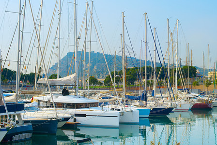 西班牙巴塞罗纳的著名港口Vel码头的帆船图片