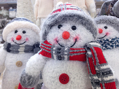 冬天风景中三个滑稽的雪人圣诞节装饰背景图片