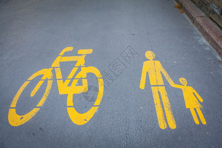布卡斯特Bucarest的一条专用街道上涂自行车标志图片