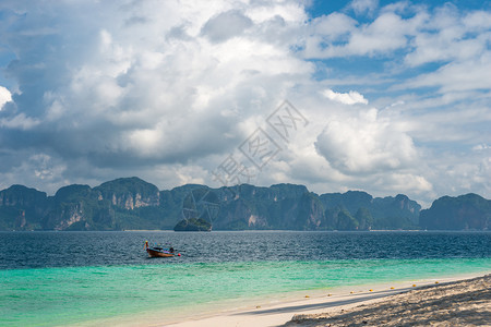 地平线上美丽的青绿山安达曼海中的木制传统船图片