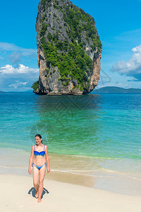 穿着比基尼的女孩在泰国波达岛的海滩上高清图片