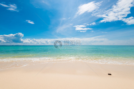 温柔的海水细沙和美丽的乌云在安亚马斯海中图片
