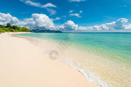 科达岛的天堂绿海风景美丽乌云图片