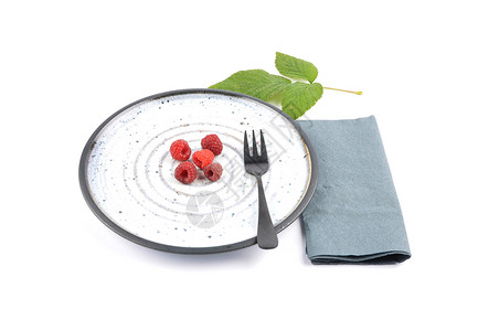 盘子上的红莓和白图片