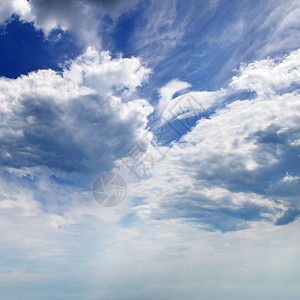 白积雪云与蓝天相对图片