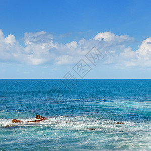 热带海洋滩高浪和蓝天空图片