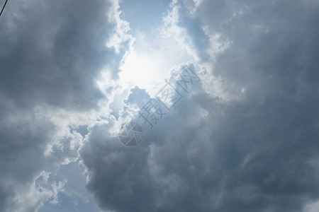 太阳光和蓝云的天空背景图片