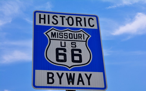 历史6号公路标志用Mesouria蓝天背景图片