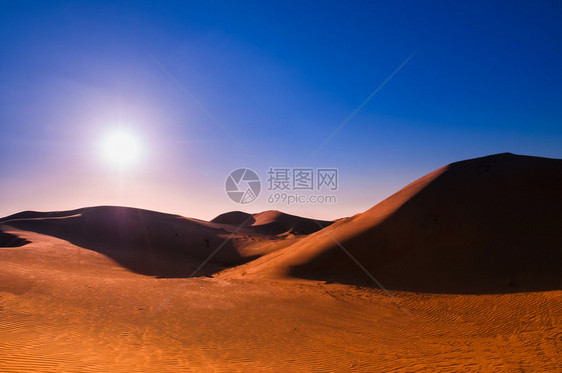 日落的瓦特纳沙漠图片