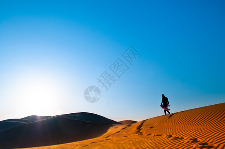 一个人的沙漠旅行图片